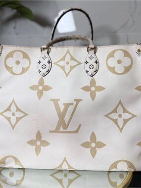 Louis Vuitton ON THE GO Monogram Oversized Tote. Limited edition!